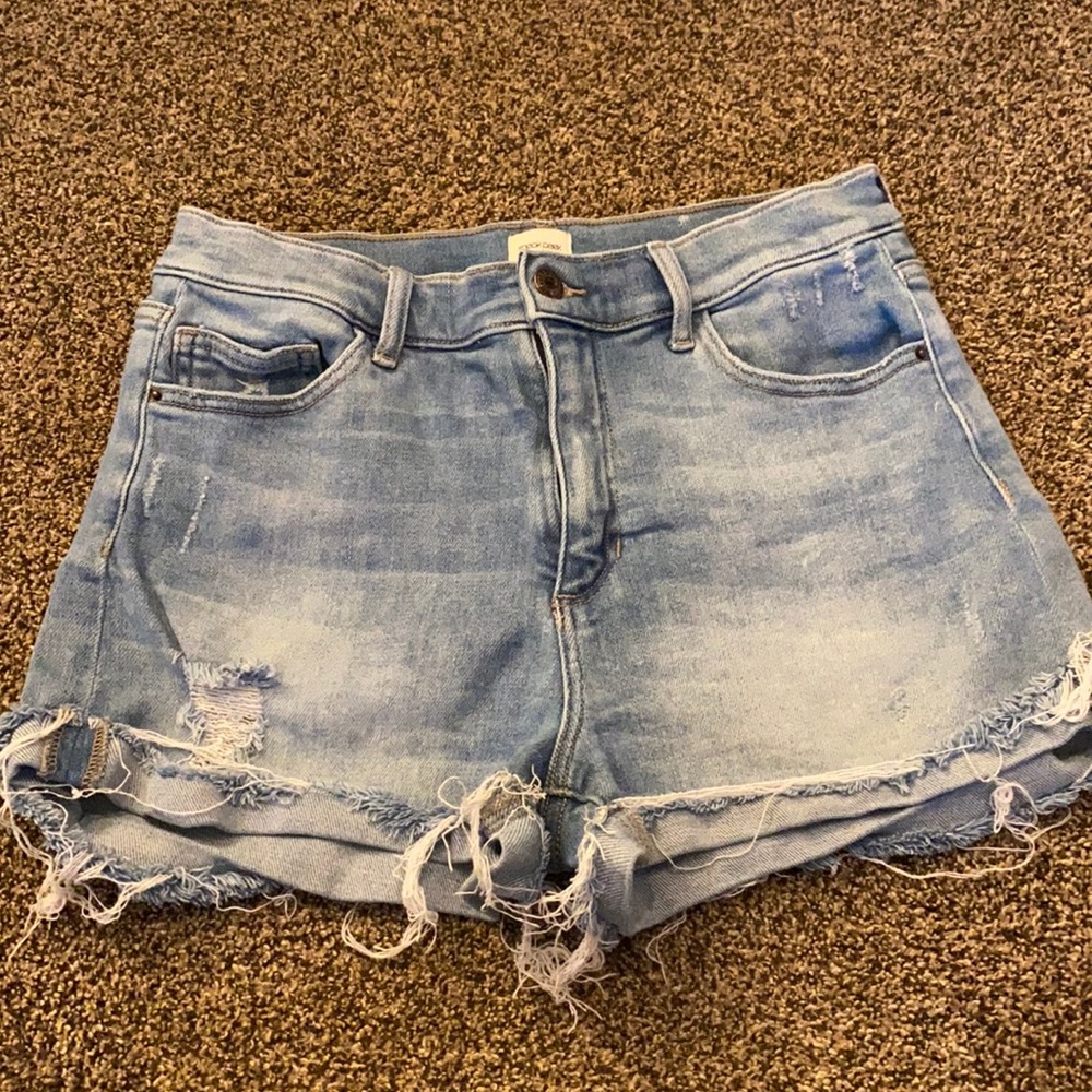 Size medium sneak peak high rise shorts